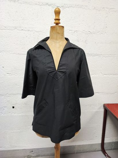 null COURRÈGES Hyperbole, circa 1970

Black cotton tunic, collar folded over V-neckline,...