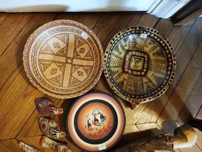 null 
Lot including: birds in terra cotta, stringed instrument, dishes in terra cotta.



Lot...