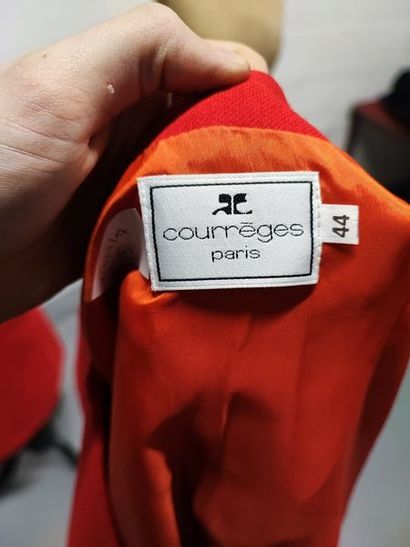 null COURRÈGES Paris

Lot including:

- A skirt suit in red wool consisting of a...