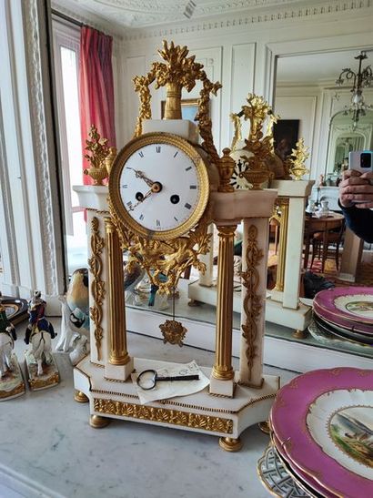 null 
Portico clock in white marble and ormolu ornamentation, surmounted by flowered...