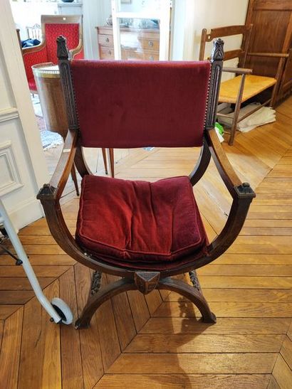 null 
Fauteuil Dagobert garni de tissu rouge. (accidents et manques)




Dim.: 96...