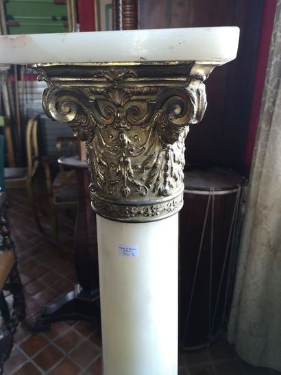 null Sellette in alabaster and gilded bronze, Corinthian capital, plaster base end...