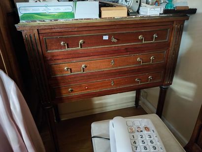 null Commode ouvrant par trois tiroirs de style Louis XVI. Dessus de marbre rouge....