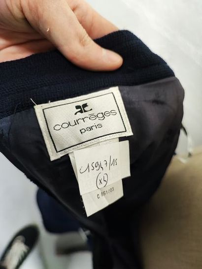 null COURRÈGES Paris

Lot including two sets:

- The first in navy blue wool composed...