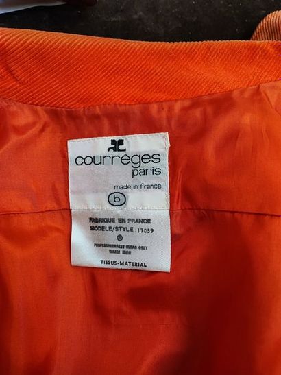 null COURRÈGES Paris

Model/Style n° : 17039

Orange corduroy jacket, small collar...