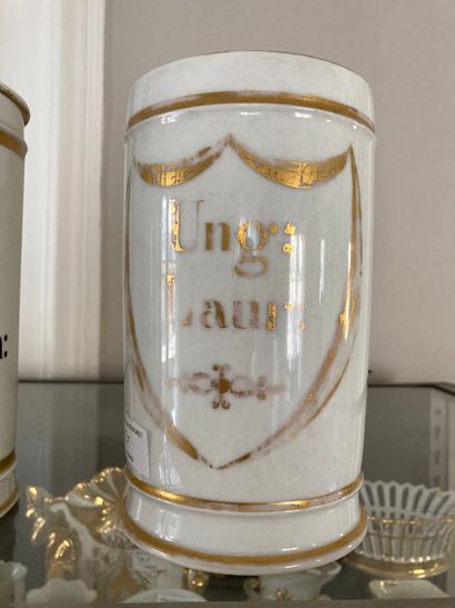 null Lot en porcelaine dont Paris: pots à pharmacie, vases, corbeille, tasses et...