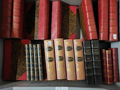 
Trois mannettes de volumes reliés dont Chateaubriand,...