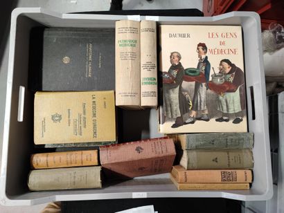 null 
Deux mannettes d'ouvrage relatifs à la médecine dont Daumier (les gens de Médecin),...