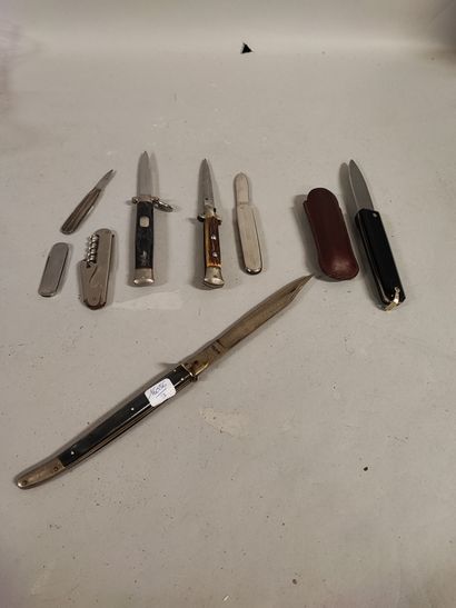 Lot de 4 couteaux à cran d'arrêt divers auxquels....