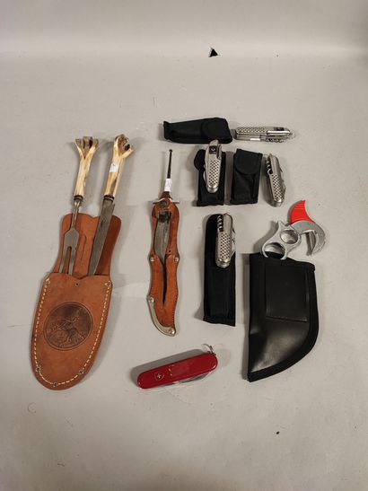 null Five Swiss Army knives including 4 Renault Truck. We joined a cutting service...