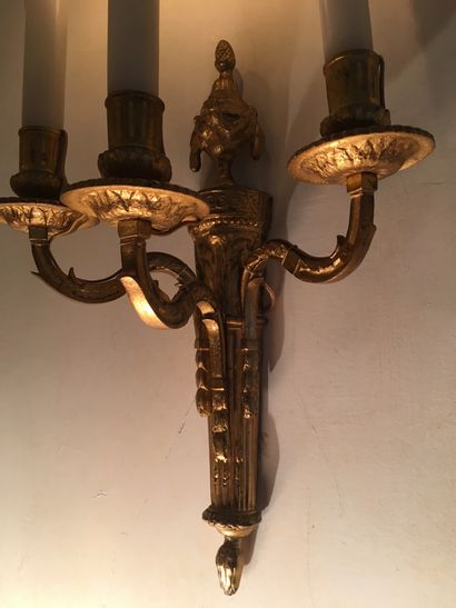 null Paire d'appliques, en bronze doré, à trois lumières

Style Louis XVI 

(ref....