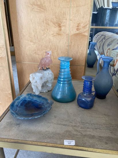 null Ensemble de trois vases en verre de style romain, un oiseau en pierre dure accidenté...