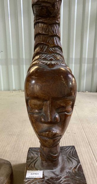null Ensemble de deux sculptures africaine en bois naturel sculpté représentant une...
