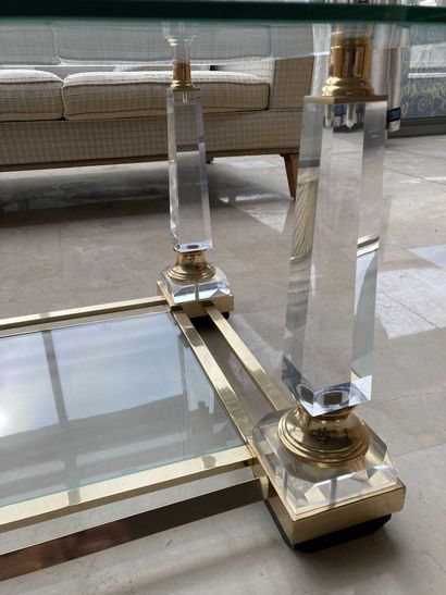 null Table basse pléxiglass et verre, vers 1990, montants en forme d'obelisque (ref....
