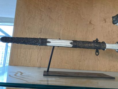 null Deux poignards orientaux en plaquage d'os bois et métal, 56cm, 60 cm (ref. :...