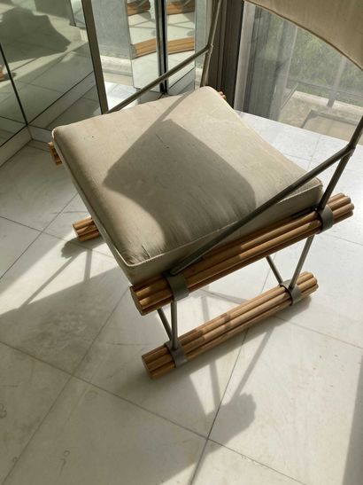 null Large chaise en métal gris et montant en bois goudronné 93 x 53 x 58 cm. 

(petits...