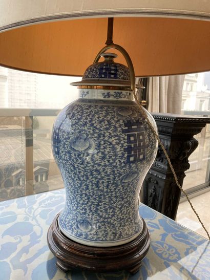 null Chine

Paire de potiches couvertes montées en lampe

à décor bleu de rinceau...