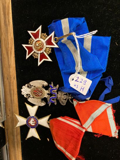 null 
Croix de col de l'Ordre de la Couronne de Roumanie et deux médaille dont une...