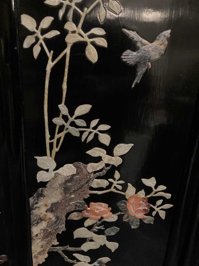 null Quatre panneaux laqués noir à décor de fleurs et oiseaux, incrustation de pierres...