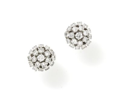 Pair of earrings in white gold 750 and platinum...