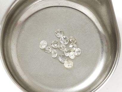  Lot de diamants taille ancienne sur papier. (égrisures) Poids des diamants: 4.90...
