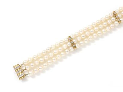 null Bracelet composed of 3 rows of cultured pearls from 5.6 to 5.9 mm. It is decorated...