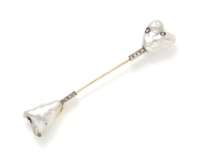 null Gold 750 and platinum 850 thousandths jabot pin, decorated with pearl blows...