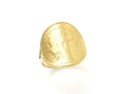  Bague en or 750 millièmes, ornée d'une pièce galbée de 20 francs or datée 1908....