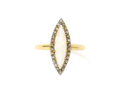 null Delicate marquise ring in gold 750 and platinum 850 thousandths, decorated with...