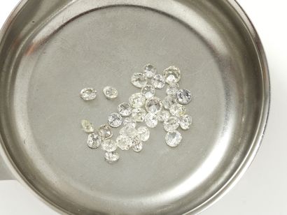  Lot of old cut diamonds on paper (chips) Weight of diamonds: 5.30 cts approx.