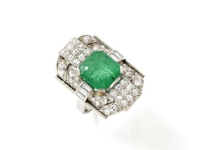 null Ring in platinum 850 thousandth adorned with a square emerald with cut sides...