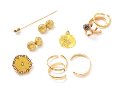  Lot in gold 750 and 585 thousandths, composed of a pair of chased cufflinks, a brooch...