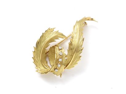 null Brooch in gold 750 thousandths finely chiseled and cut punctuated with brilliant...