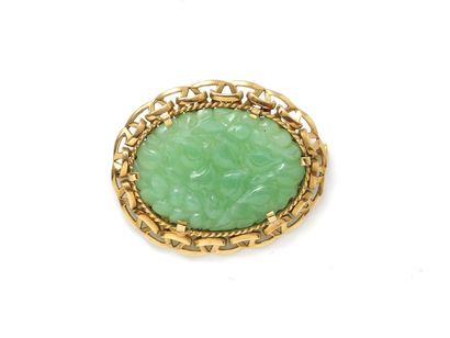 null Broche en or 750 millièmes, ornée d'une plaque de jade gravé à décor feuillagé...