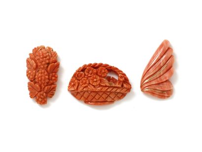 Lot in engraved coral, composed of 3 elements...