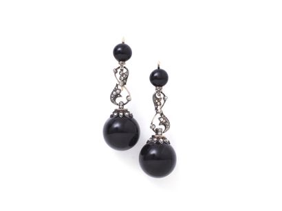 null Pair of earrings in gold 750 and silver 800 thousandths, composed of onyx balls...