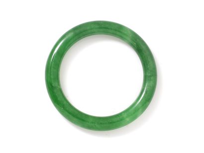 null Bracelet jonc rigide en jade teinté. Poids: 57.70 g. Diam int: 6 cm.