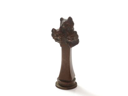null Cachet en bronze décoré de 3 têtes de chat. Le sceau chiffré. Vers 1900. Haut:...