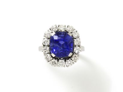 null Ring in platinum 850 thousandths, decorated with a cushion-cut sapphire in claw...