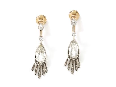 Delicate pair of earrings in gold 750, platinum...