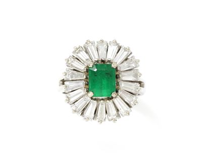 null Skirt ring in gold 585 thousandths, ornamented with a rectangular emerald with...