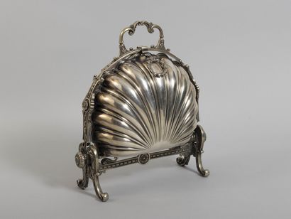null Chaufferette en métal argenté Angleterre, fin XIXème siècle A décor de coquilles,...