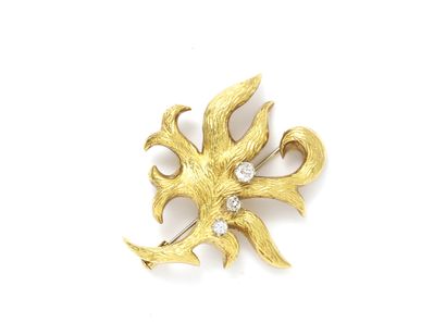 Brooch in gold 750 thousandths, with stylized...
