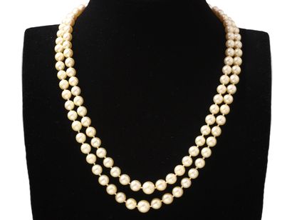 null Necklace composed of 2 rows of cultured pearls from 6 to 9.2 mm. It is embellished...