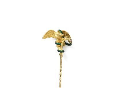  Épingle de cravate en or 750 millièmes décorée d'un aigle finement ciselé affrontant...