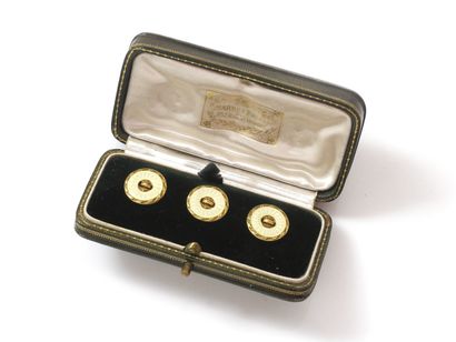 null MARRET Brothers. Case containing 3 buttons of collar in gold 750 thousandths...