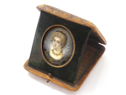 null École italienne de la fin du XIX° siècle. Portrait miniature ovale peint figurant...
