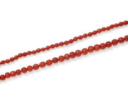 null Long necklace composed of a fall of faceted coral pearls from 5 to 8.8 mm (without...