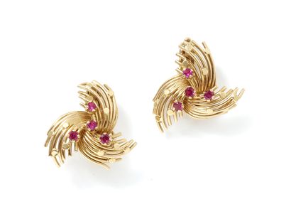  Pair of ear clips in gold wire 750 thousandth, with swirling decoration punctuated...