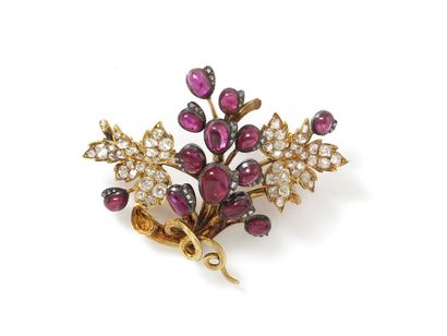 Beautiful and delicate brooch in pink gold...